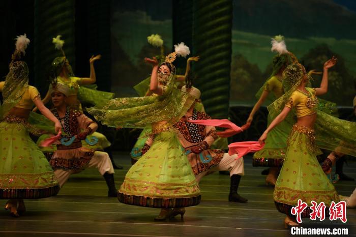 圖為《絲路花雨》在甘肅蘭州黃河劇院演出劇照。李亞龍 攝