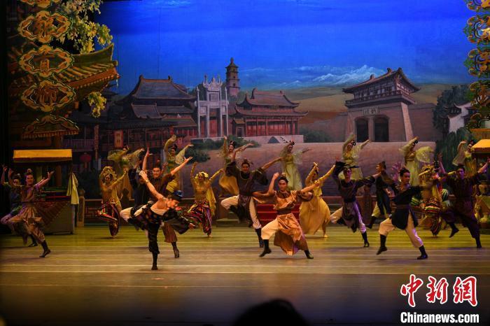 圖為《絲路花雨》在甘肅蘭州黃河劇院演出劇照。李亞龍 攝