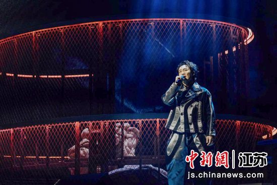 本次預(yù)售再度彰顯了廣大歌迷對(duì)陳奕迅FEAR and DREAMS世界巡回演唱會(huì)南京站的熱切期待。(資料照片) 陳奕迅團(tuán)隊(duì)供圖