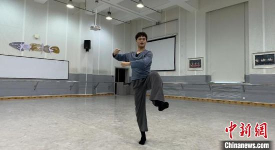 圖為尹善昊展示敦煌舞中男性角色。王牧雨 攝