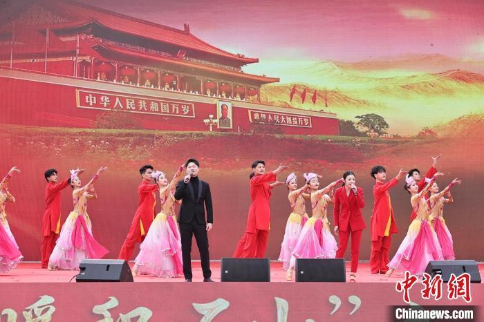 “情暖積石山”文藝演出現(xiàn)場。中國東方演藝集團(tuán)供圖