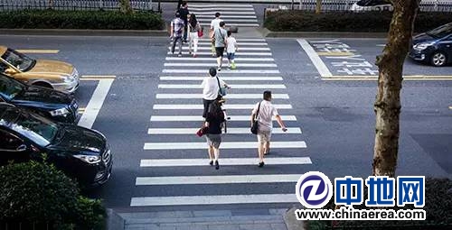 車讓行人成習(xí)慣 禮讓斑馬線已成杭州金名片